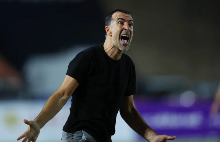 «Ήταν δύσκολο για εμάς, έκαναν συνεχώς καθυστερήσεις…»