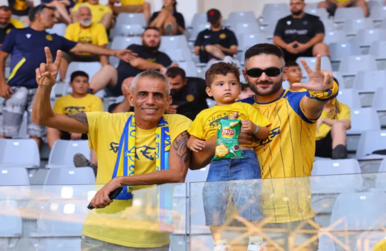 ΦΩΤΟ: «Ζεστή» κερκίδα για την ΑΕΛ