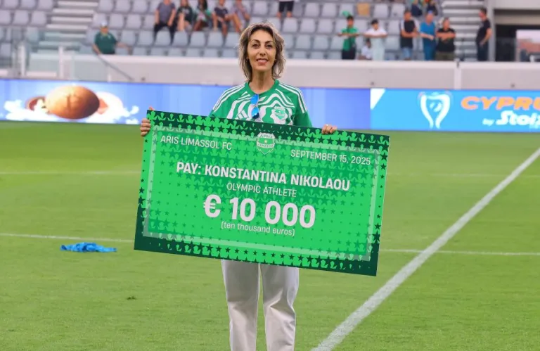 ΦΩΤΟ: Παρέδωσε το δεκαχίλιαρο στην Κωνσταντίνα Νικολάου ο Άρης
