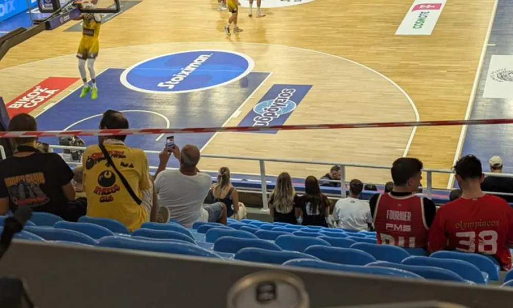 Φίλοι της ΑΕΚ και του Ολυμπιακού παρακολουθούν μαζί τον πρώτο ημιτελικό του Super Cup