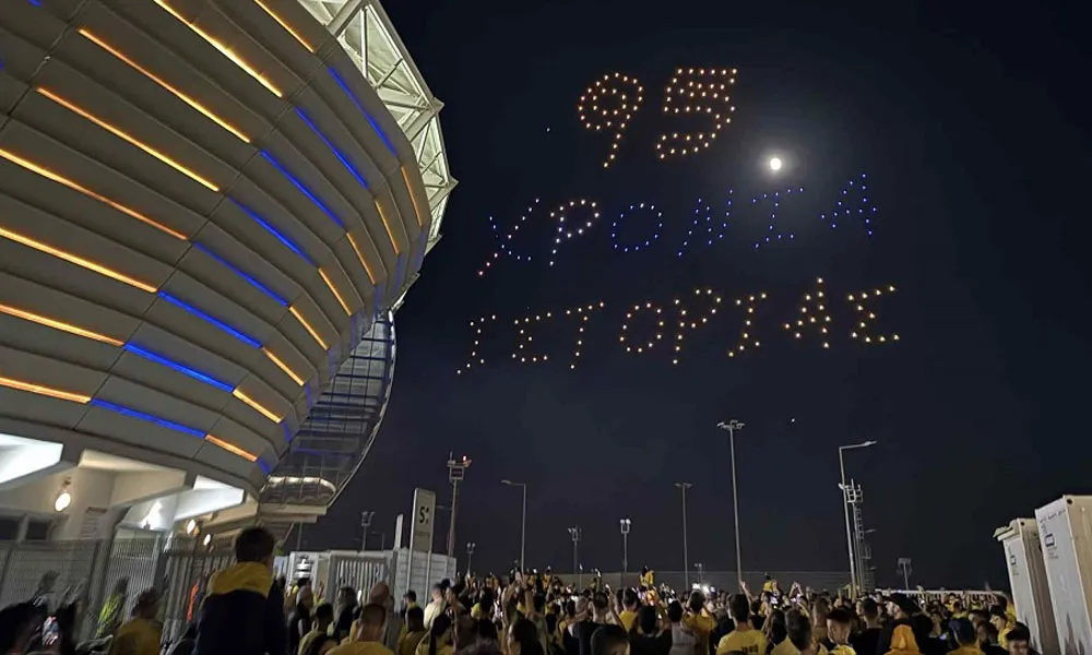 ΦΩΤΟ: To show με drones για τα 95ά γενέθλια