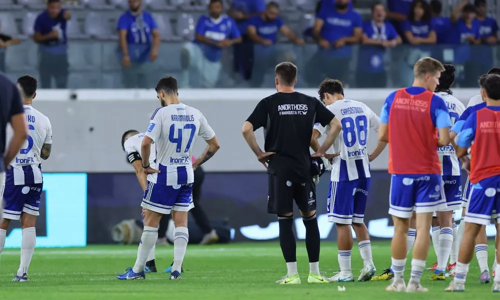 Δεν χάνει απλώς... Παραδίδεται αμαχητί