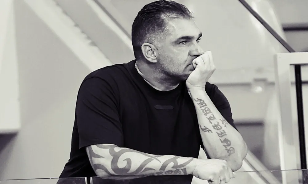 Ανάρτηση Καρμιώτισσας για Δημοσθένους: «Ντόμπρος, μάγκας, παντελονάτος»