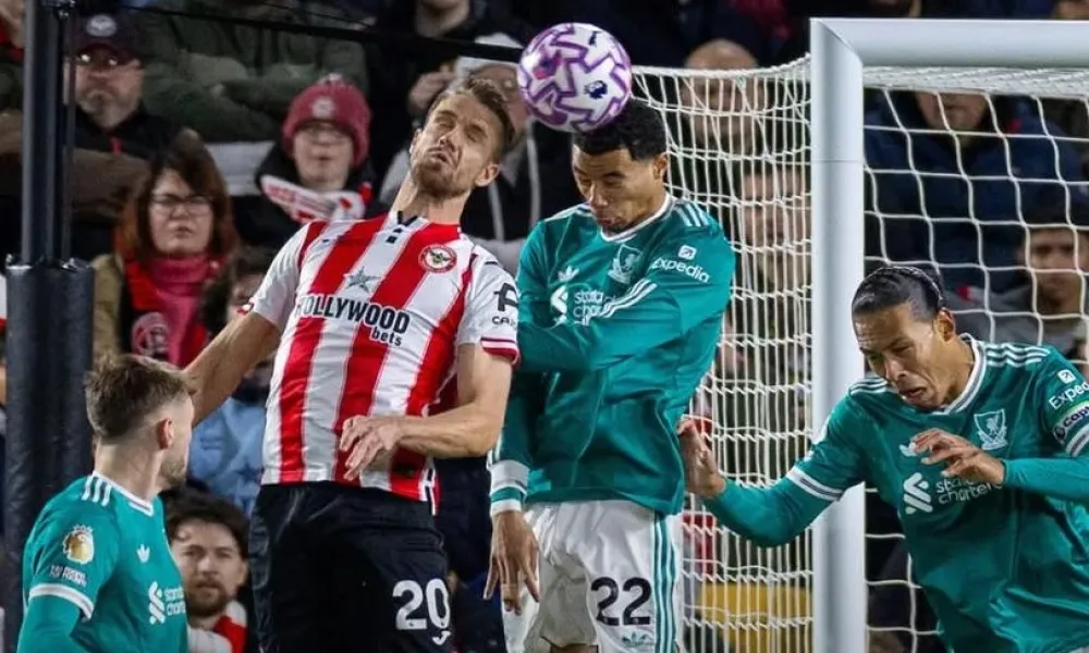 Η Μπρέντφορντ «έφαγε» ένα 10λεπτο από το ματς με τη Λίβερπουλ για τα… πλάγια άουτ!