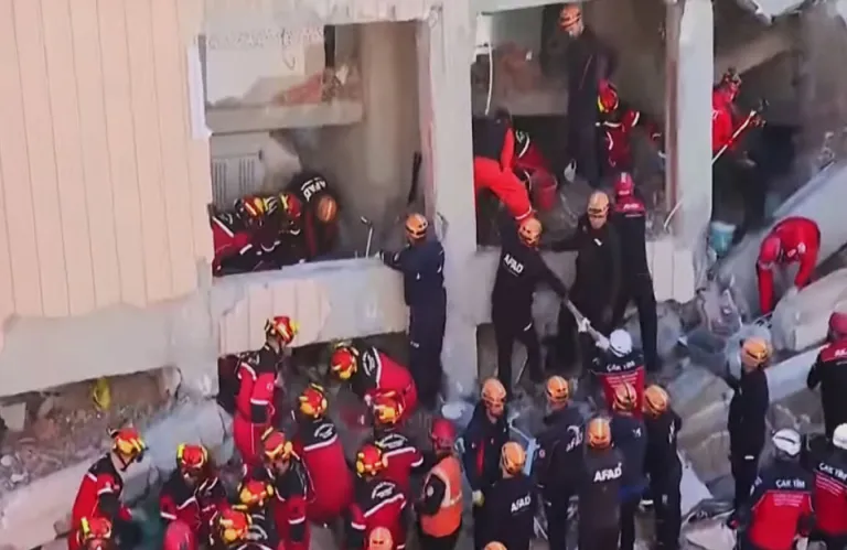 Τραγωδία στην Κωνσταντινούπολη: Δύο αδελφάκια ανασύρθηκαν νεκρά από τα συντρίμμια του επταώροφου κτιρίου που κατέρρευσε