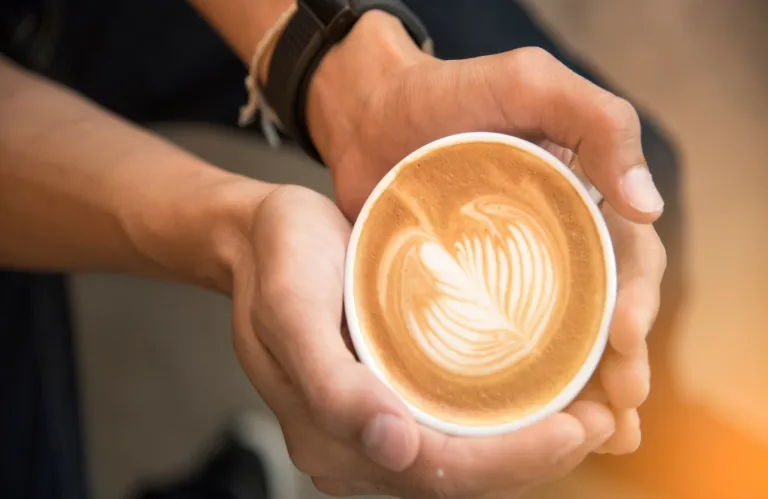 Τι βάζουμε στον καφέ μας; 7 τρόποι να τον κάνουμε λίγο πιο υγιεινό