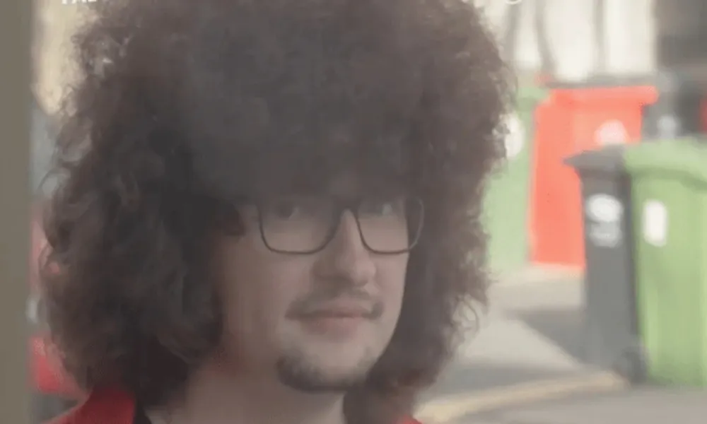 Το επικό βίντεο με τον viral οπαδό της Γιουνάιτεντ και τον κομμωτή του: «Τελικά θα κουρευτεί ή όχι;»