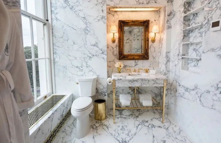 Ο Τραμπ καυχιέται για το νέο του μπάνιο στον Λευκό Οίκο: «Μαρμάρινο και πολυτελές»