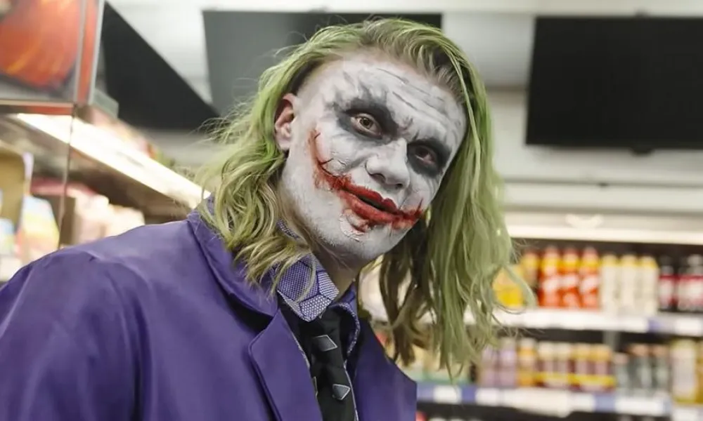 Τρέλανε κόσμο στο Νησί ο Χάαλαντ: Ντύθηκε Τζόκερ και έκανε βόλτες στο Μάντσεστερ