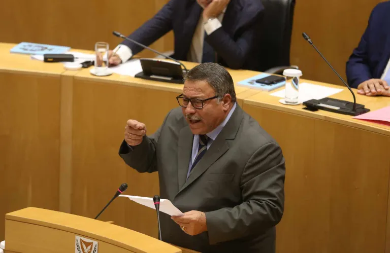 Τι ζητά ο Ανδρέας Θεμιστοκλέους μετά το φραστικό επεισόδιο στη Βουλή με την Αννίτα