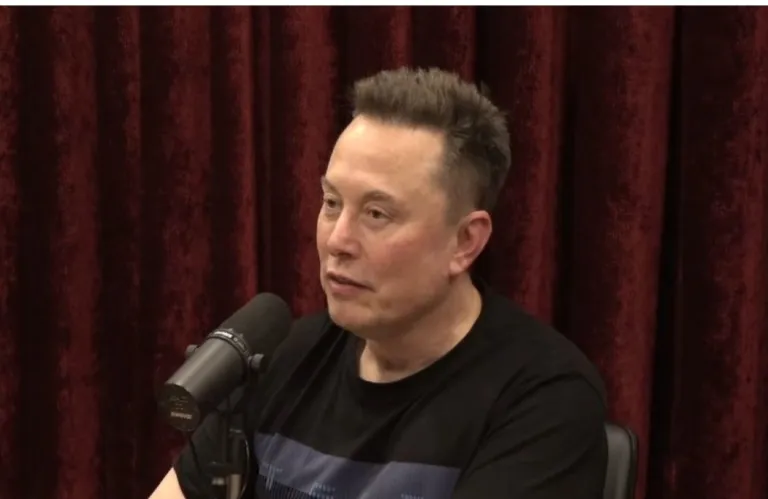 Ερωτήματα για την υγεία του Έλον Μασκ μετά την εμφάνισή του σε podcast (βίντεο)