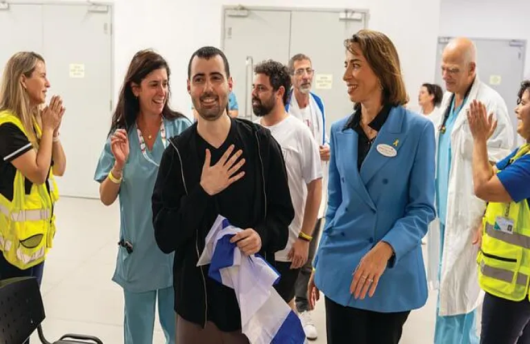 «Νομίζω ότι θα ξυπνήσω και θα είμαι πάλι όμηρος»: Ο Guy Gilboa-Dalal αφηγείται στον «Π» την κόλαση που έζησε 737 ημέρες στα υπόγεια της Χαμάς