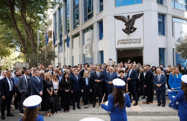 Θερμή υποδοχή για τον Κυριάκο Μητσοτάκη στα γραφεία του ΔΗΣΥ - Τον υποδέχθηκε η μπάντα του Χαλκάνωρα Ιδαλίου (βίντεο, φώτος)