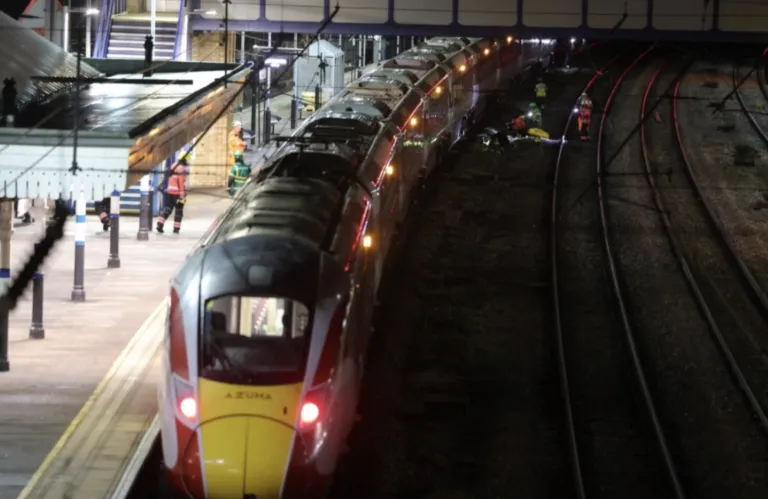 Αγγλία: Δεν αντιμετωπίζουν ως τρομοκρατική την επίθεση με μαχαίρι στο τρένο (βίντεο, φώτος)