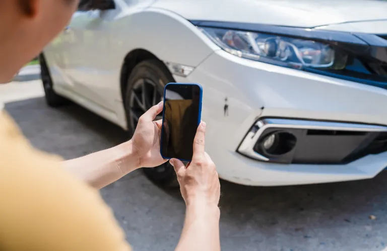 Αλαλούμ με τα μικροατυχήματα: O νόμος λέει «μετακινήστε», οι ασφαλιστικές «περιμένετε»