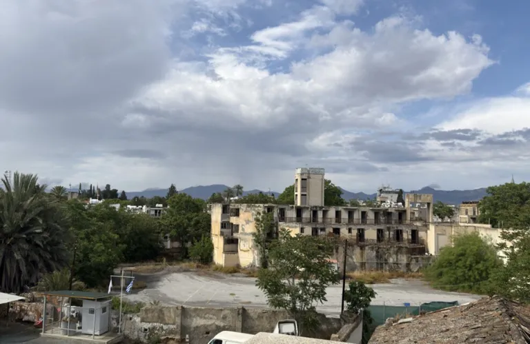 Μια σιωπηλή γραμμή, μια θορυβώδης εκλογή