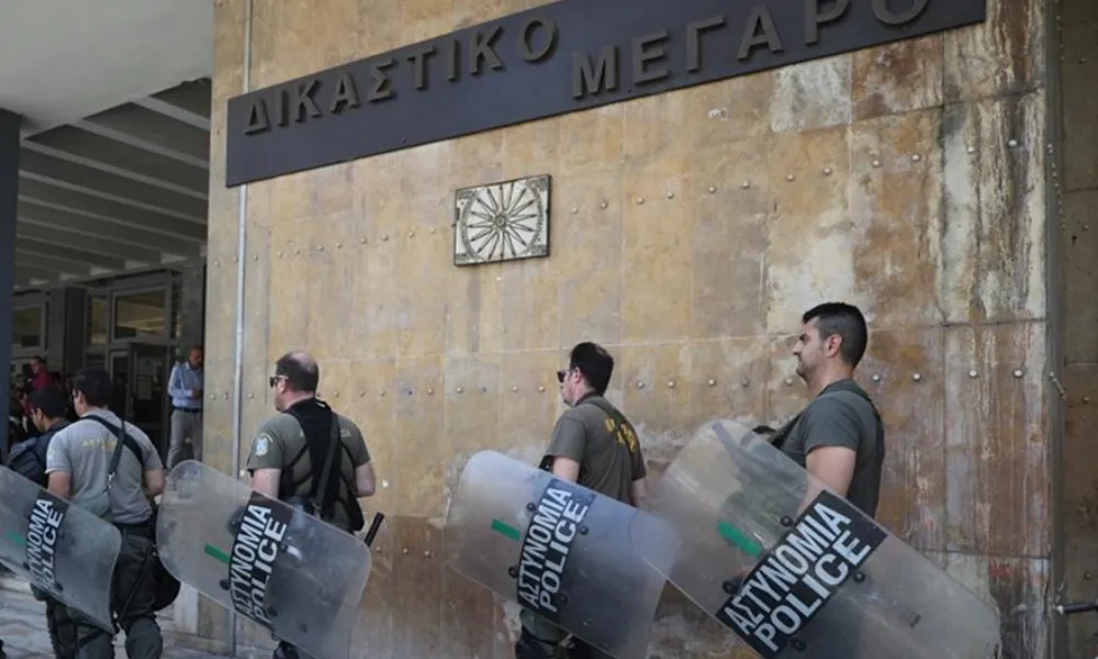 Δίκη Άλκη Καμπανού: Επεισόδια και χημικά έξω από τα δικαστήρια της Θεσσαλονίκης