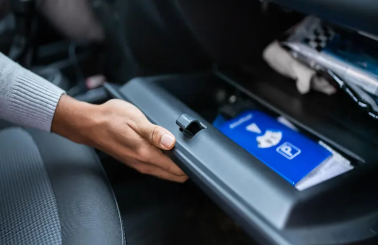 Γιατί πρέπει να αφήνω πάντα ανοιχτό το ντουλαπάκι του αυτοκινήτου μου - Το άγνωστο κόλπο