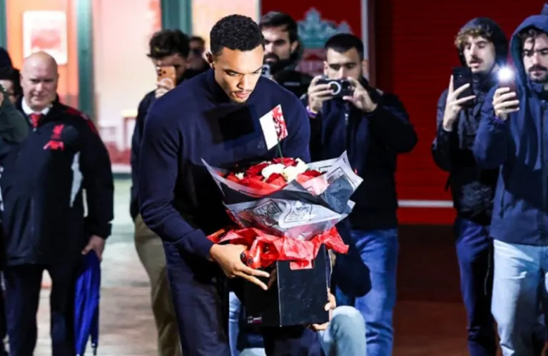 Ρεάλ Μαδρίτης και Αλεξάντερ-Άρνολντ στο μνημείο του Ζότα