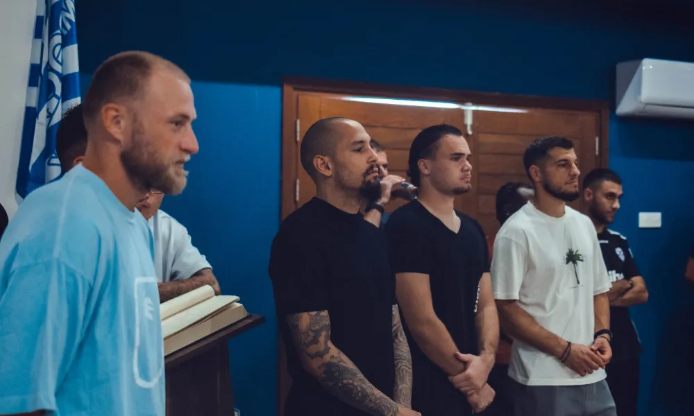 ΦΩΤΟ: Μάθημα ιστορίας για τους ποδοσφαιριστές της Ανόρθωσης στο μουσείο του συλλόγου