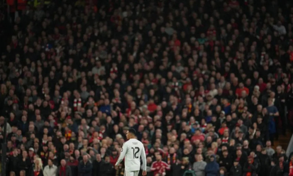 Τον γιούχαραν κάθε φορά που ακουμπούσε την μπάλα: Το καλωσόρισμα των οπαδών της Λίβερπουλ στην επιστροφή του Άρνολντ