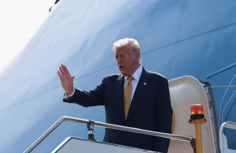 Η ωχρή μπλε κηλίδα του Ντόναλντ Τραμπ…