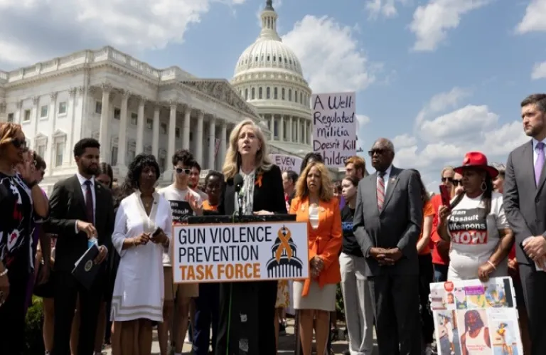 Εκλογές ΗΠΑ: Πρώην πράκτορας της CIA η δημοκρατική κυβερνήτης της Βιρτζίνια