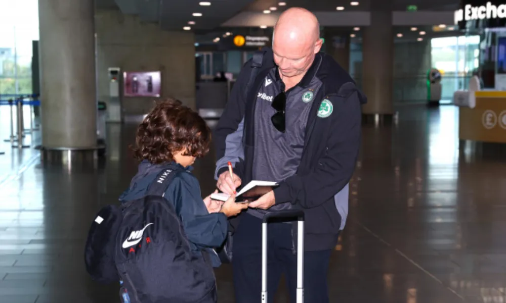 Αυτόγραφα και χαμόγελα από τον Μπεργκ πριν το ταξίδι