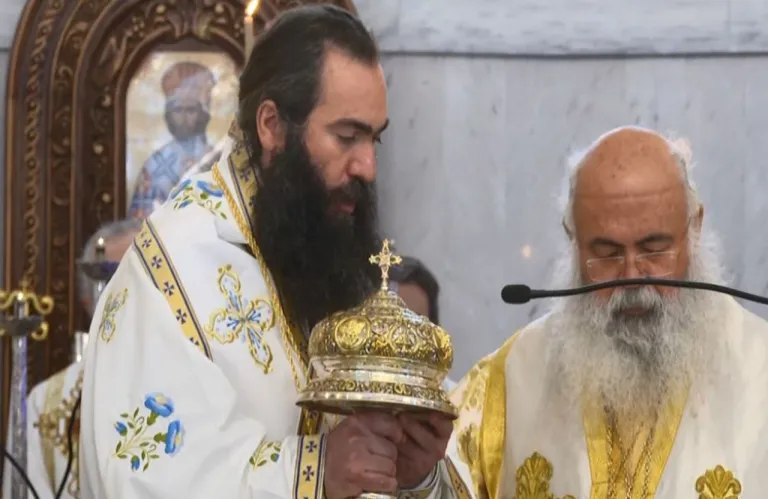 «Φοβάται για τη ζωή του ο Τυχικός»: Παρακολούθηση, απειλές και μαύρο βαν - Τι καταγγέλει η δικηγόρος του Επίσκοπου