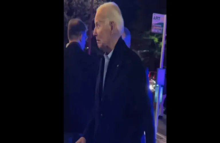 Ο Τζο Μπάιντεν σε σπάνια δημόσια εμφάνιση: Περπατά με δυσκολία, φανερά καταβεβλημένος και γερασμένος (βίντεο)