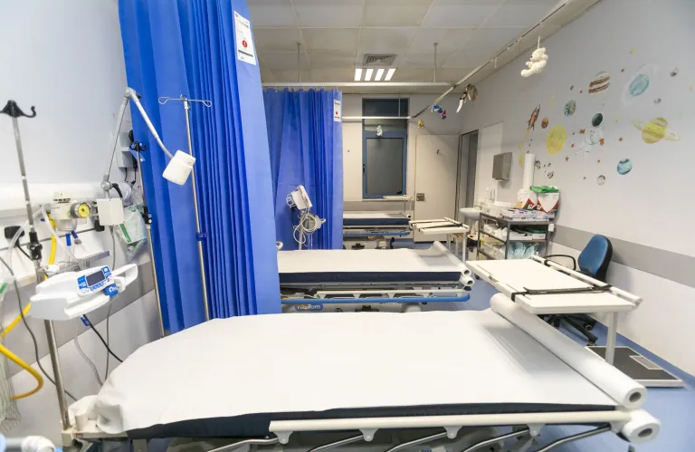 Παιδοχειρούργος ήθελε να δώσει οδηγίες στην παιδίατρο του ΤΑΕΠ του ΓΝ Λευκωσίας  για να ράψει το παιδί μου από το τηλέφωνο