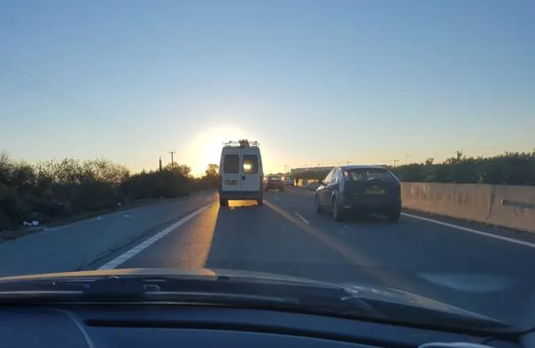 Οδηγοί Προσοχή! Πυκνή τροχαία κίνηση στον αυτοκινητόδρομο παρά τον Κόρνο λόγω καπνών από φωτιά σε αυτοκίνητο