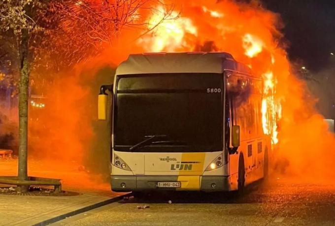 Φωτιά σε λεωφορείο με οπαδούς της Μπαρτσελόνα στην Μπριζ από πυρσούς