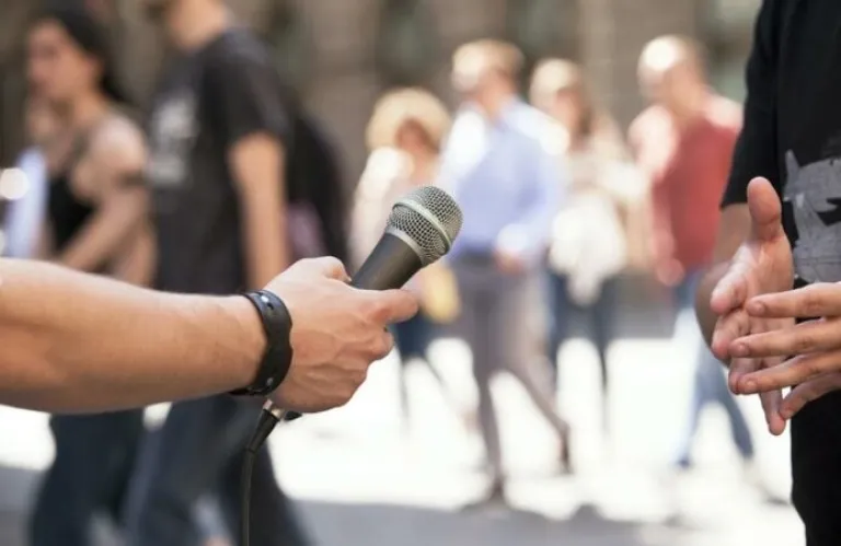 Δημοσιογράφος απολύθηκε λόγω «ενοχλητικής ερώτησης» στην Κομισιόν