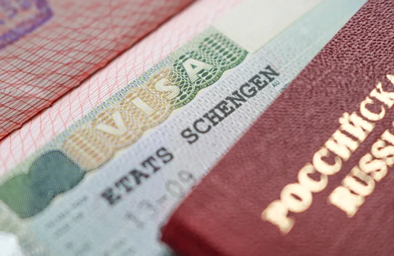 Η ΕΕ σφίγγει τους κανόνες θεώρησης για Ρώσους υπηκόους εν μέσω αυξανόμενων ανησυχιών για την ασφάλεια