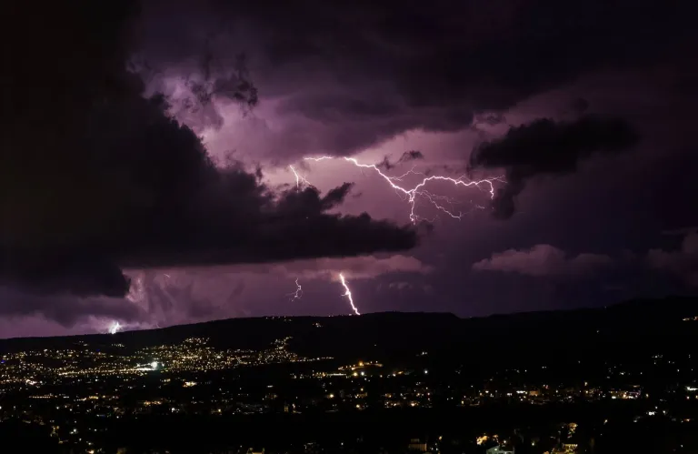 Καταιγίδα βύθισε περιοχές της Πάφου στο σκοτάδι - Τι προειδοποιεί το Kitasweather