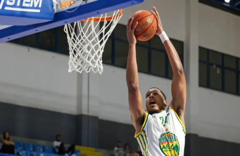 Με ανατροπή συνεχίζει αήττητη η Πετρολίνα ΑΕΚ