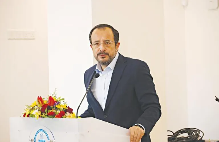 Η κυβέρνηση αγκαλιάζει τον Τραμπισμό