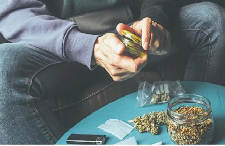 H κάνναβη στο σταυροδρόμι της νομιμοποίησης - Ασθενείς, νέοι και ειδικοί για τα ταμπού, τη μαύρη αγορά και τη θεσμοθέτηση