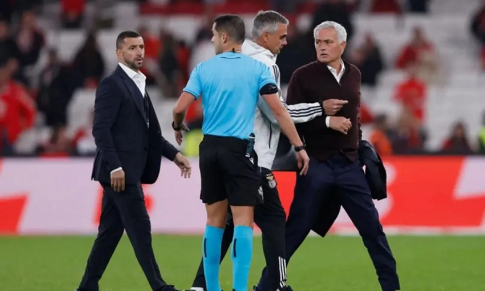 Πήρε στο κυνήγι τον διαιτητή ο Μουρίνιο: «Αυτό το πέναλτι δεν δίνεται πουθενά στον κόσμο!»