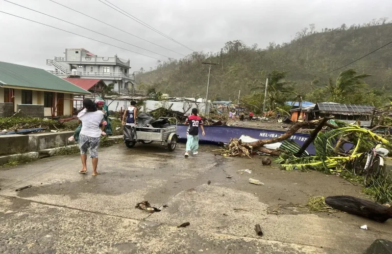Φιλιππίνες: Πάνω από 1,4 εκατ. απομακρύνθηκαν από τα σπίτια τους καθώς δεύτερος τυφώνας σαρώνει τη χώρα