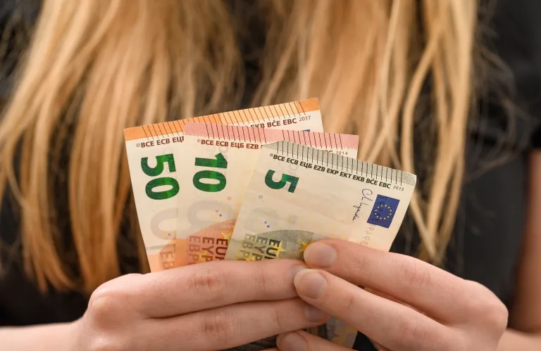 Επιβίωσε η Οδηγία της ΕΕ για επαρκείς κατώτατους μισθούς - Η απόφαση του Ευρωπαϊκού Δικαστηρίου