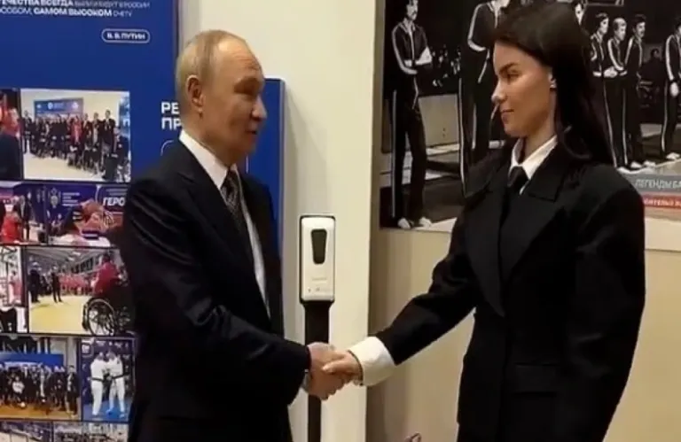 Τι κρύβουν τα χέρια του Πούτιν; Νέες θεωρίες για την υγεία του - Οι διογκωμένες φλέβες στη διάρκεια χειραψίας (βίντεο)