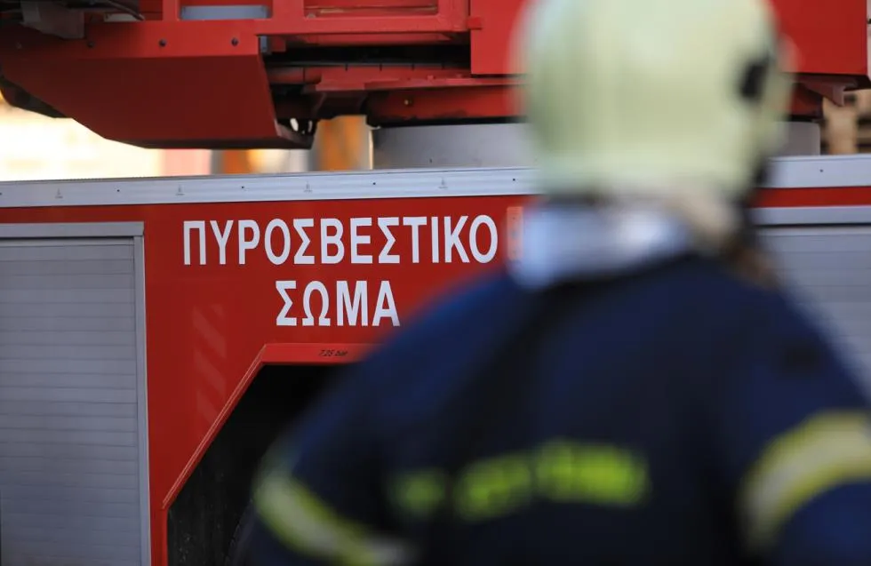 Πυρκαγιά τα ξημερώματα έξω από το σωματείο της Ομόνοιας - Προκλήθηκαν υλικές ζημιές