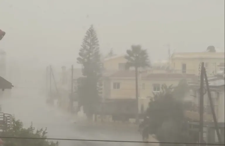 Διακοπές ρεύματος και συσσώρευση νερού στους δρόμους λόγω βροχών και καταιγίδων που πλήττουν την Κύπρο (βίντεο, φώτος)