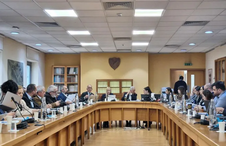 Αντιδράσεις προκαλεί η πρόταση νόμου Γεωργιάδη - Παντελίδη για τροποποίηση ορισμών «γυναίκας» και «φύλου»