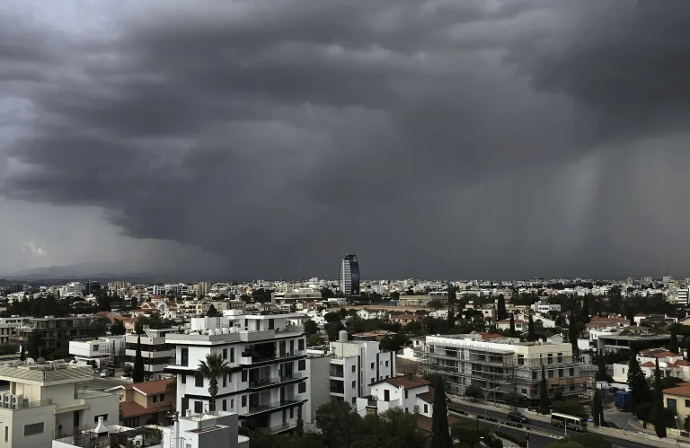 Πάνω από 60 κλήσεις στην Πυροσβεστική - Μαθητές εγκλωβισμένοι σε λεωφορείο λόγω της κακοκαιρίας