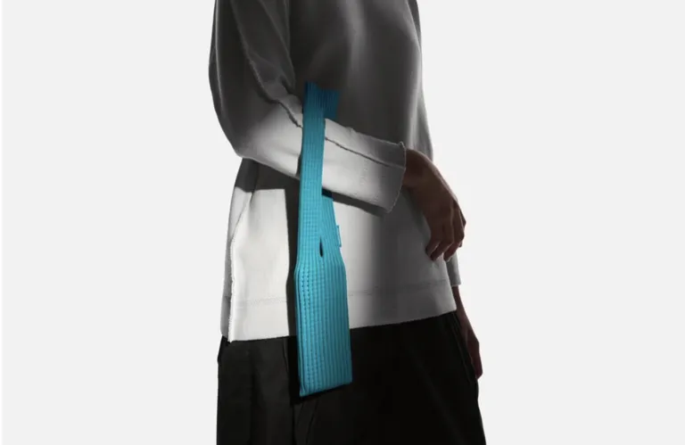 «Είναι μια κάλτσα»: Οι θαυμαστές της Apple αντιδρούν για το νέο προϊόν για iPhone που κοστίζει $230