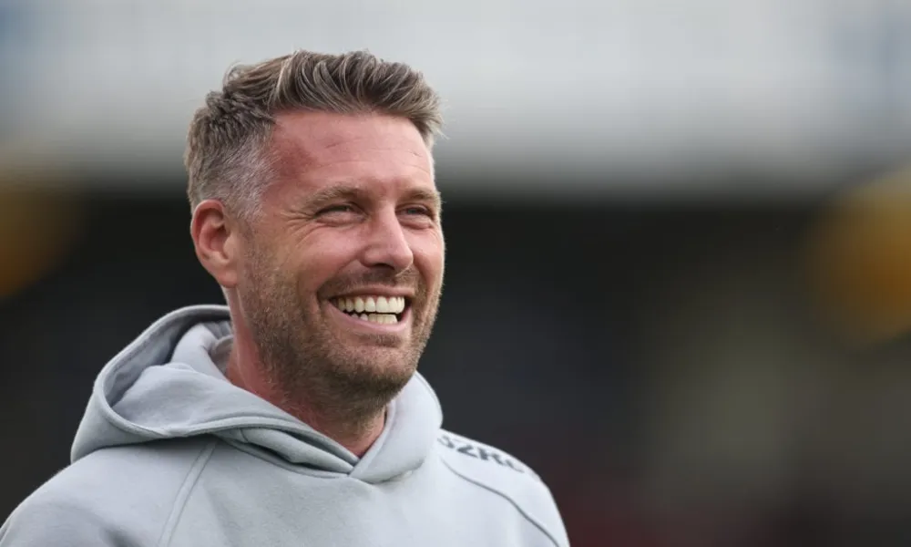 Η Γουλβς ανακοίνωσε τον Ρομπ Έντουαρντς ως αντικαταστάτη του Βίτορ Περέιρα