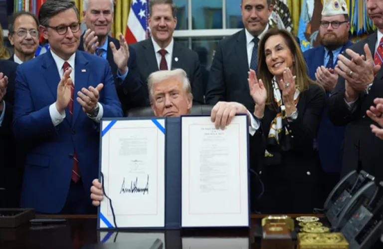 Τέλος στο μεγαλύτερο shutdown στην ιστορία των ΗΠΑ - Ο Τραμπ υπέγραψε στο Οβάλ Γραφείο τη συμφωνία